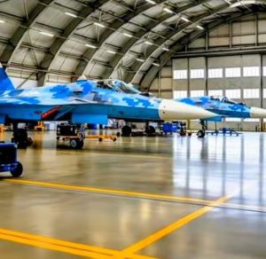 Hangar de aviación militar con piso epóxico de altísima reflectividad y acabado espejo liso en Parque Toluca 2000